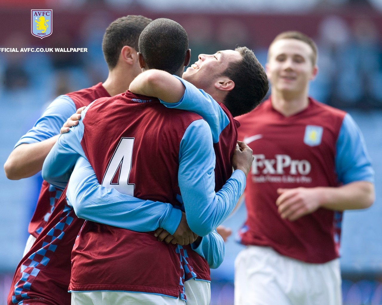 忍俊不禁！梅西、德保罗挤上印度当地小面包车，转身都费劲（笑出声！梅西与德保罗挤进印度小面包车，连转个身都费劲）