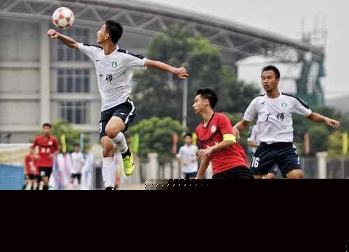 你给多少分？法鹰旧将特拉普和妻子高难度动作秀恩爱（打几分？前法鹰旧将特拉普与妻子上演高难度花式秀恩爱）