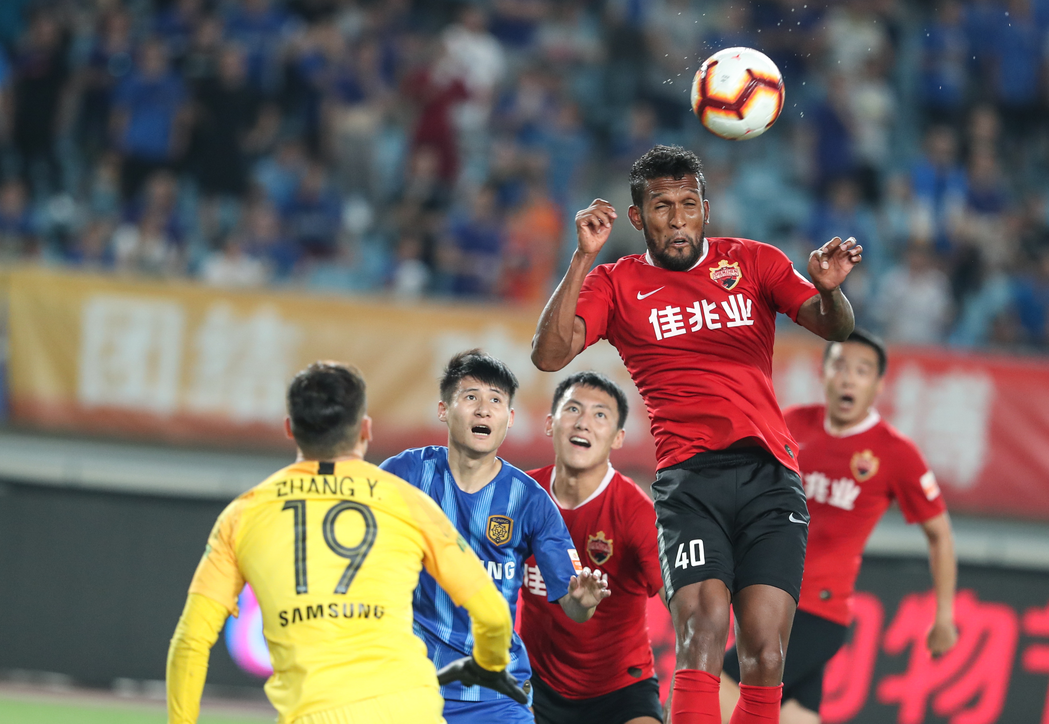 皇马四名首发后卫无人踢完全场，两人染红一人伤退一人被换下（皇马首发后卫无一踢满：两人被罚下、一人伤退、一人被换）