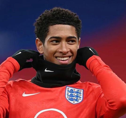 图片报：勒沃库森遭遇多次意外事件，到达曼市时已延误数小时（图片报：勒沃库森旅途中屡遇意外，抵达曼市已晚点数小时）