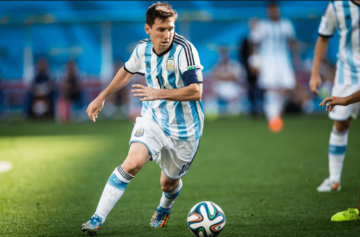 这雪有点大，欧冠赛前一名挪威记者在博德闪耀的球场边线处滑雪（欧冠赛前风雪骤起，挪威记者在博德闪耀场边滑雪）