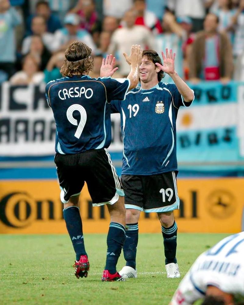 为了赢，你的面相都变了！ 贺希宁在底角用力使相，都快变成布克了（为赢球气质都变了！贺希宁底角强势开火，简直化身布克）