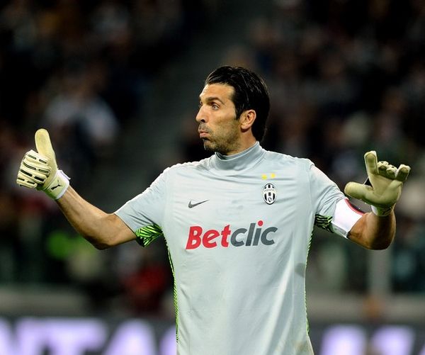 前锋远射破门，球迷现场尖叫（前锋远射世界波破门，现场球迷沸腾）